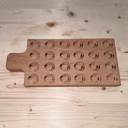 Planche à découper en bois massif avec 24 creux ronds, idéale pour présentation apéritif