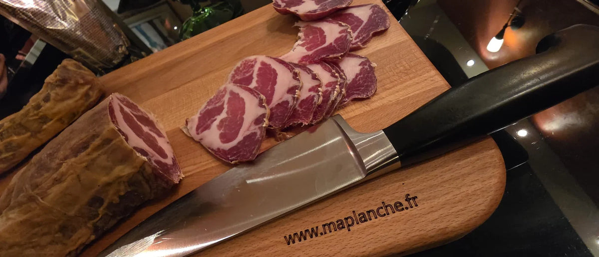 Planche à découper en bois avec couteau, charcuterie artisanale tranchée