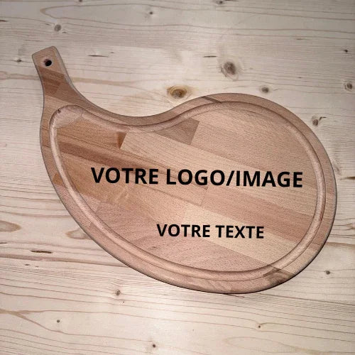Planche à découper en bois massif personnalisable, posée sur une table en bois clair