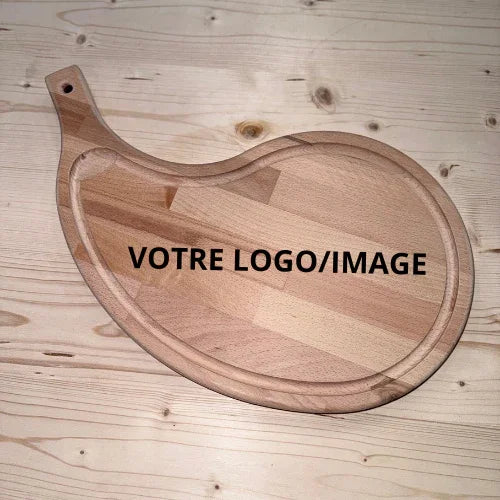 Planche à découper en bois massif personnalisable, posée sur une table en bois clair.