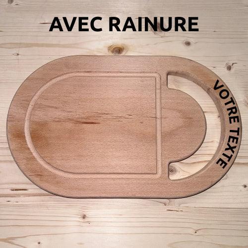 Planche à découper ovale en bois massif avec rainure, gravure personnalisée, sur fond en bois.